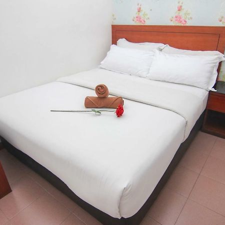 Rose Cottage Hotel Taman Daya Джохор Бахру Екстериор снимка