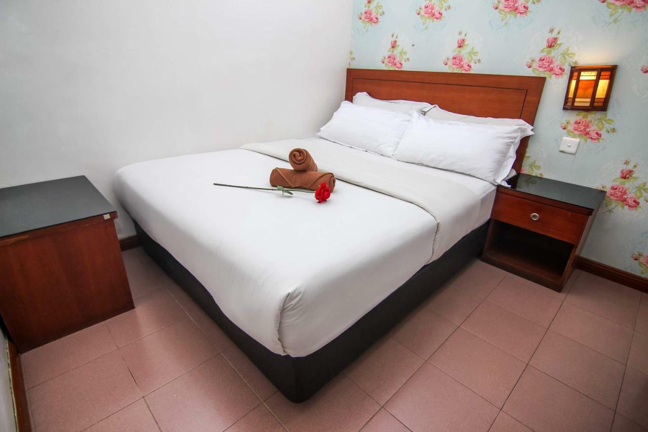 Rose Cottage Hotel Taman Daya Джохор Бахру Екстериор снимка